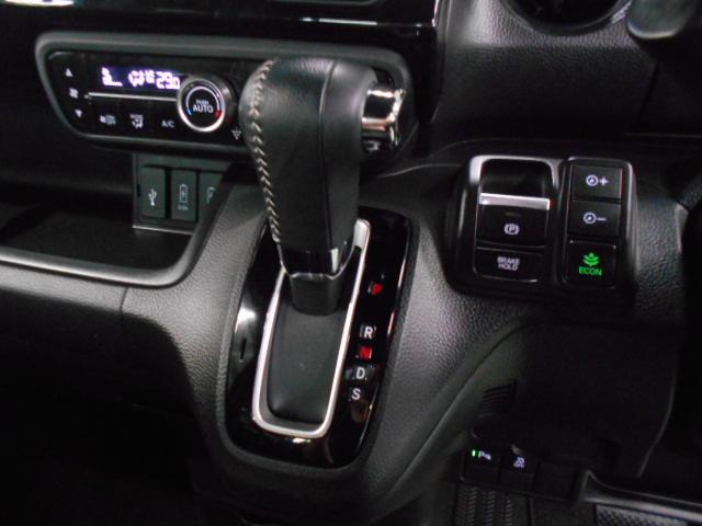 N-BOXカスタム Lターボ 禁煙車 純正ナビ リアカメラdeあんしん+3 両電動スライドドア パドルシフト USB ドアバイザー アルミホイール 後席サンシェード シートバックテーブル フォグライト 渋滞追従 パーキングセンサー(13枚目)