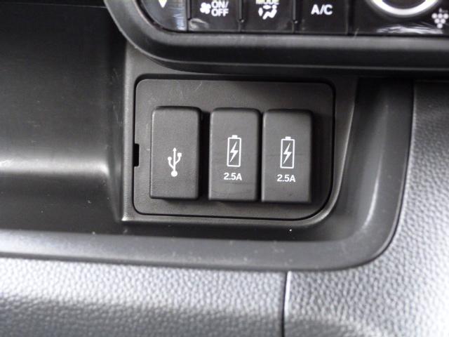 N-BOXカスタム Lターボ 禁煙車 純正ナビ リアカメラdeあんしん+3 両電動スライドドア パドルシフト USB ドアバイザー アルミホイール 後席サンシェード シートバックテーブル フォグライト 渋滞追従 パーキングセンサー(20枚目)