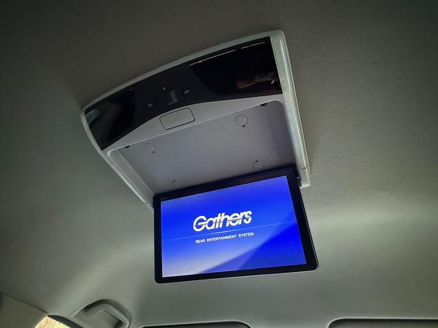 【リア席モニター】後ろに乗車している人を飽きさせません！モニターはたたんで収納出来ます！