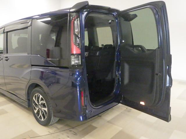 【わくわくゲート】お車の後ろが狭くても荷物をサッと積み込め、ヨコにもタテにも開くゲートです♪３列目シートから乗り降りする時にも便利です