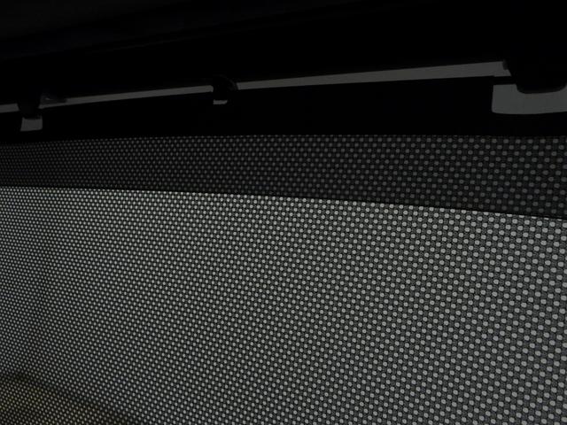 【後席専用ロール式サンシェード】日差しを和らげるだけでなく、プライバシー保護にもお役に立ちます