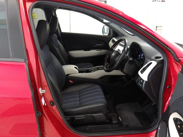 ヴェゼル ハイブリッドＺスタイルエディション　禁煙車　クールアイボリー専用インテリア　コンビシート　あんしんパッケージ　サイドエアバッグ　メーカーオプションナビ　リアカメラ　パドルシフト　クルーズコントロール　フォグライト　ルーフレール　ＵＳＢ（5枚目）