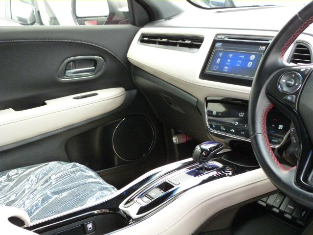 ヴェゼル ハイブリッドＺスタイルエディション　禁煙車　クールアイボリー専用インテリア　コンビシート　あんしんパッケージ　サイドエアバッグ　メーカーオプションナビ　リアカメラ　パドルシフト　クルーズコントロール　フォグライト　ルーフレール　ＵＳＢ（6枚目）