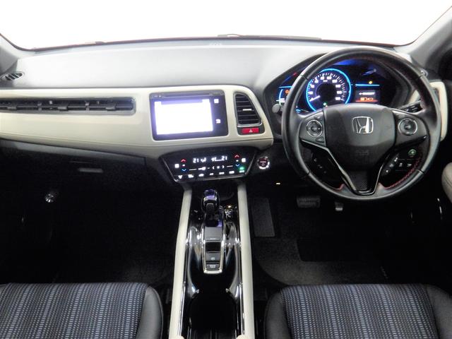 ヴェゼル ハイブリッドＺスタイルエディション　禁煙車　クールアイボリー専用インテリア　コンビシート　あんしんパッケージ　サイドエアバッグ　メーカーオプションナビ　リアカメラ　パドルシフト　クルーズコントロール　フォグライト　ルーフレール　ＵＳＢ（13枚目）