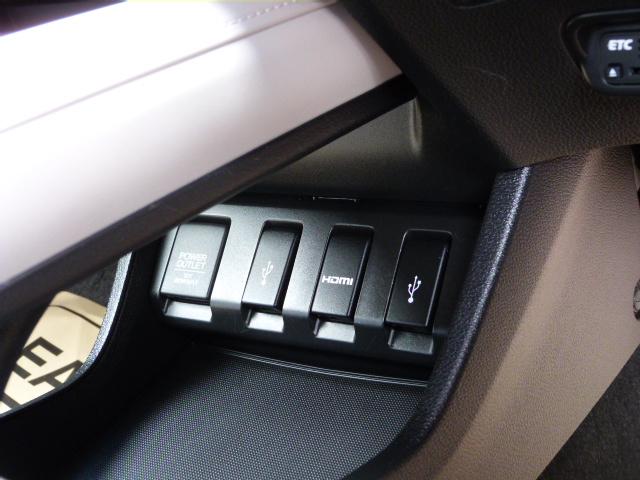 ヴェゼル ハイブリッドＺスタイルエディション　禁煙車　クールアイボリー専用インテリア　コンビシート　あんしんパッケージ　サイドエアバッグ　メーカーオプションナビ　リアカメラ　パドルシフト　クルーズコントロール　フォグライト　ルーフレール　ＵＳＢ（21枚目）