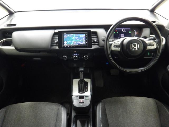 フィット ｅ：ＨＥＶホーム　そのまんま車　禁煙１オーナー　ホンダセンシング　純正インターナビ　Ｒカメラ　パーキングセンサー　コンビシート　ドラレコ　アームレストコンソール　ＵＳＢチャージャー　サイドエアバッグ　Ｂｌｕｅｔｏｏｔｈ（18枚目）