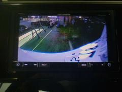【リアカメラ】バック時に後方を映し出し車庫入れや縦列駐車等に大変便利な機能です！ 3