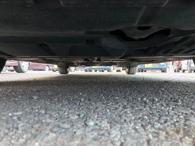 プリウス Ｓ　踏み間違い加速抑制装置　７インチＳＤナビ　フルセグＴＶ　ブルートゥース　ＳＤ　ＨＤＭＩ接続　ＥＴＣ　ＨＩＤ　コンライト　電動格納式ドアミラー　パワーウィンドウ　スペアタイヤ　スマートキー　点検記録簿（34枚目）