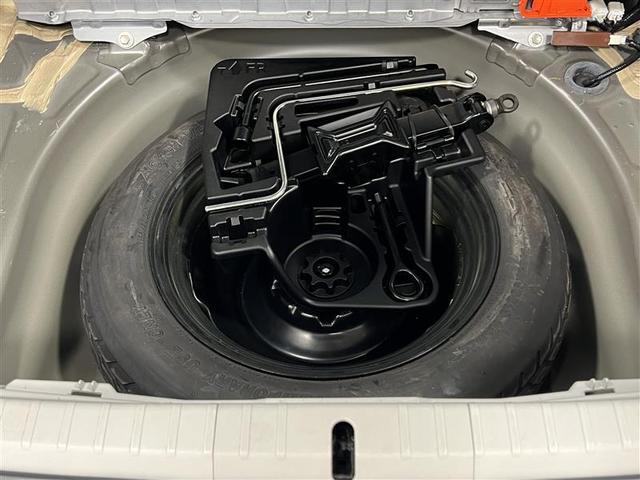 プリウス S 踏み間違い加速抑制システム HIDライト コンライト 7インチSDナビ ブルートゥース CD・DVD再生 バックモニター ETC オートエアコン スペアタイヤ トノカバー付 スマートキー 点検記録簿(9枚目)