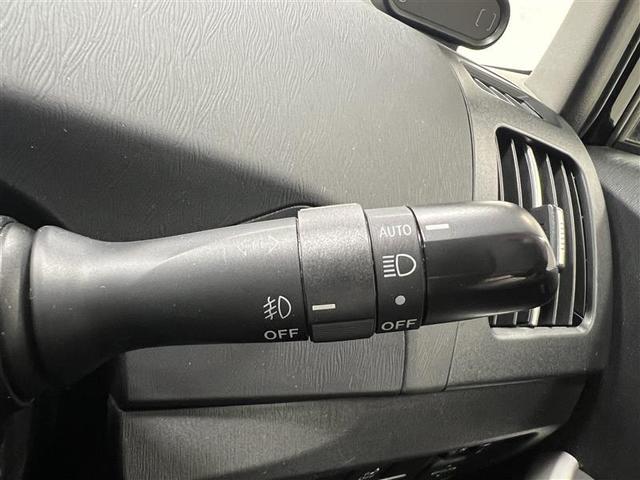 プリウス S 踏み間違い加速抑制システム HIDライト コンライト 7インチSDナビ ブルートゥース CD・DVD再生 バックモニター ETC オートエアコン スペアタイヤ トノカバー付 スマートキー 点検記録簿(14枚目)