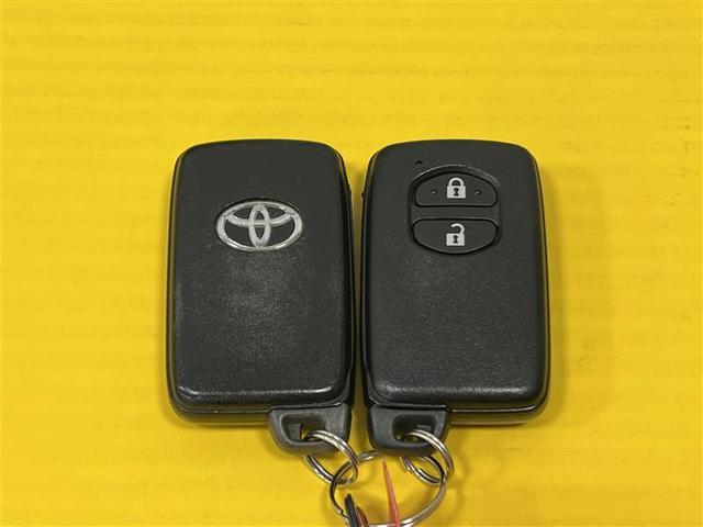 プリウス S 踏み間違い加速抑制システム HIDライト コンライト 7インチSDナビ ブルートゥース CD・DVD再生 バックモニター ETC オートエアコン スペアタイヤ トノカバー付 スマートキー 点検記録簿(26枚目)