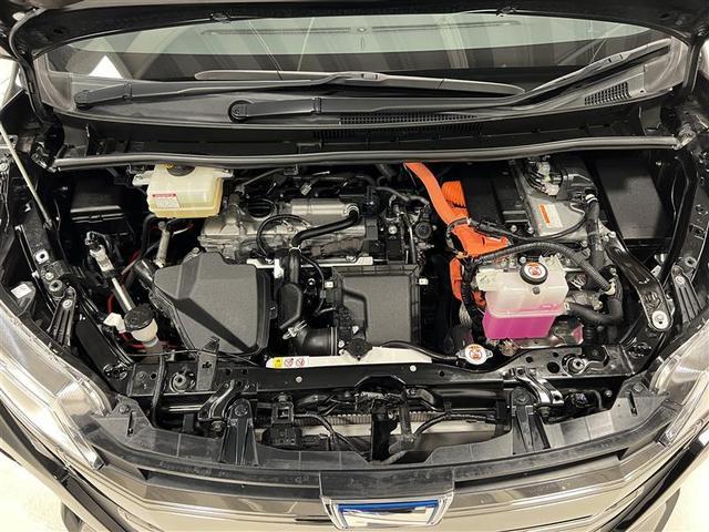 ノア ハイブリッドＳｉ　ダブルバイビーＩＩＩ　地デジ　バックモニター　両側ＰＳＤ　ＬＥＤ　ナビ＆ＴＶ　ＤＶＤ　横滑り防止装置　アルミホイール　スマキー　エアバッグ　クルコン　ＡＣ　３列シート　キーフリー　１オ－ナ－　ＥＴＣ　メモリーナビ（6枚目）