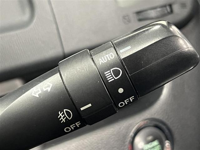 ヴォクシー ZS 煌Z 両側電動パワースライドドア Rカメラ プッシュスタートスマートキー 1オーナー パワーステアリング エアコン ナビテレビ DVD再生可 フルセグテレビ 助手席エアバッグ 盗難防止システム キーレス(10枚目)