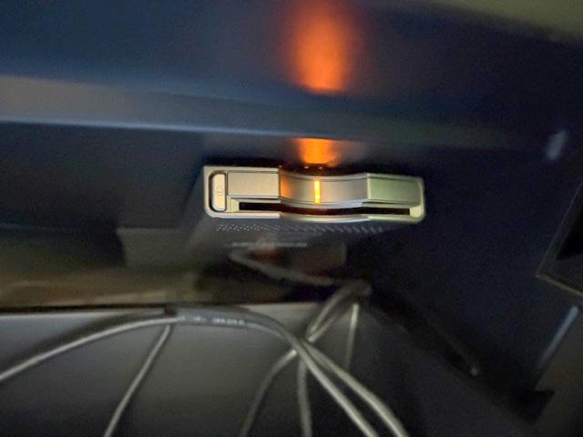 ８６ ＧＴ　修復歴なし　ワンオーナー　禁煙車　６速マニュアル車　ＥＴＣ　バックカメラ　社外メモリナビ　ブルートゥース　プッシュスタート　スマートキー　ＨＩＤライト　純正１７インチＡＷ　デュアルエアコン　ＤＶＤ再生（3枚目）