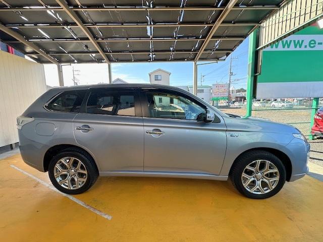 アウトランダーPHEV Gナビパッケージ 修復歴なし 禁煙車 純正SDナビ 衝突軽減ブレーキ 電動リアゲート バックカメラ レーンキープアシスト アダプティブクルコン ETC HID パドルシフト 4WD ステアリングスイッチ 純正アルミ(17枚目)