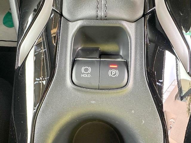 電動パーキングブレーキ搭載車です！従来のサイドブレーキや足踏み式のサイドブレーキの代わりとなるもので、指先の操作でパーキングブレーキの「作動と解除」が行うことができる装備です！