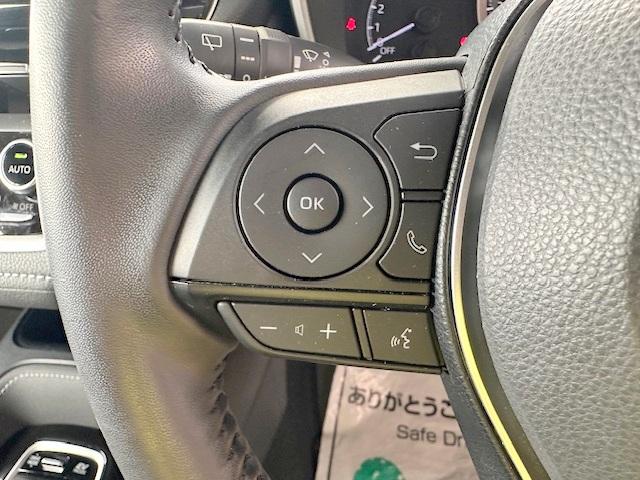 ステアリングスイッチ付き！手元でナビやオーディオシステムの操作が可能！チャンネル切り替えやボリュームの調整、オーディオのトラック変更などは使う事が多いですよ！使ったことが無い方は体験しに来て下さい！