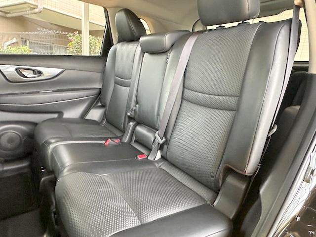 エクストレイル ２０Ｘ　修復歴なし　禁煙車　純正ＳＤナビ　バックカメラ　４ＷＤ　フリップダウンモニタ　Ｂｌｕｅｔｏｏｔｈ　インテリキー　プッシュスタート　シートヒーター　ルーフレール　７人乗り　フルセグＴＶ　ＤＶＤ再生　ＣＤ（13枚目）