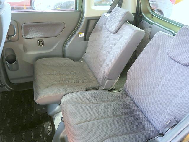 後部座席は前後スライド調節可能で、足元を広々使用できます!