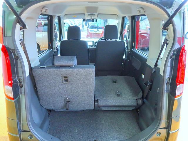 広々としたラゲッジスペース!更にシートアレンジで大きな荷物の収納が出来ます!便利ですよね♪