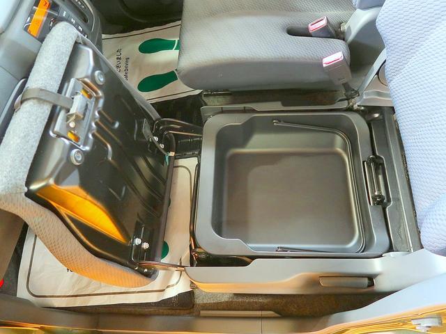 助手席シート下にも収納スペースがあります!何気に重宝しますよ!