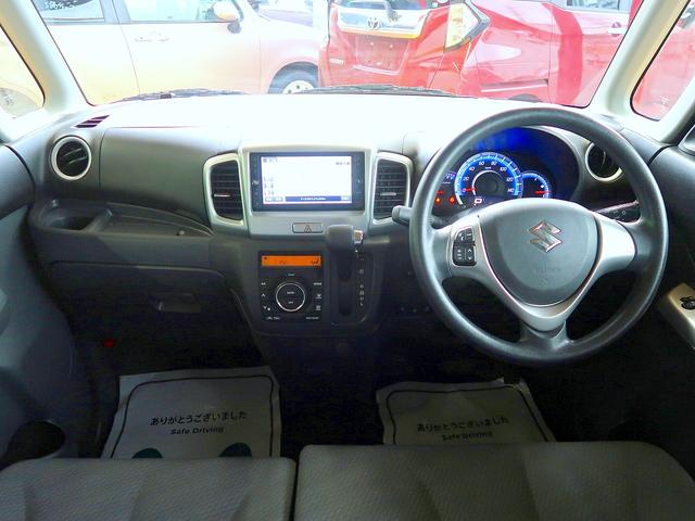 インパネシフトで足元スペースも広々としていて、ゆったり乗れます!目的地まで快適にドライブ出来ます!長距離移動も楽々!