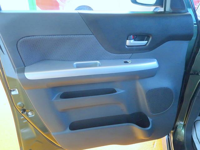 運転席側ドアの内張りです!