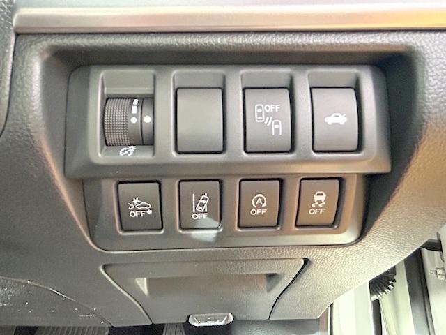 ブラインド・スポット・モニタリング（ＢＳＭ）搭載車です！隣車線上の側方および後方から接近する車両を検知し、ドアミラーのインジケーターが点灯し注意を促します！