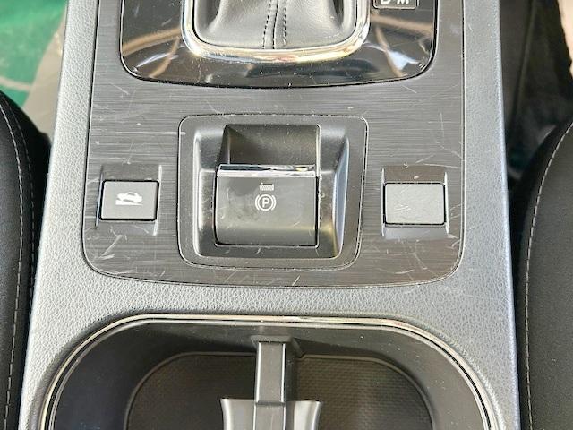 電動パーキングブレーキ搭載車です！従来のサイドブレーキや足踏み式のサイドブレーキの代わりとなるもので、指先の操作でパーキングブレーキの「作動と解除」が行うことができる装備です！