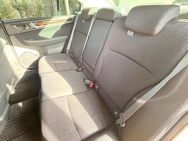 ゆったり座れるリアシート！足元スペースも広々としていて、乗り心地も良いです！シートの座り心地も良くてくつろげますよ♪