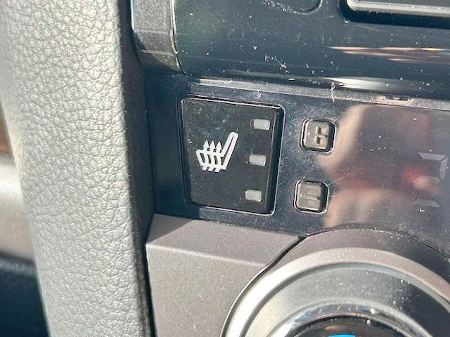 シートヒーター付き！直接体を温める仕組みですので、空気の乾きやすいカーエアコンの出力を弱めることができ、空気の乾燥を緩和することができます。女性には、お肌の潤いにも効果的ですね。