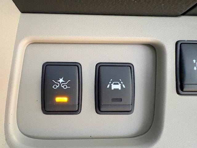 セレナ ２０Ｇ　Ｓ－ハイブリッド　修復歴なし　純正ＳＤナビ　衝突軽減ブレーキ　両側自動ドア　全周囲モニタ　フリップダウンモニタ　ＥＴＣ　インテリキー　車線逸脱警報　コーナーセンサー　クルコン　半革　フォグ　革巻ステア　プッシュスタート（4枚目）