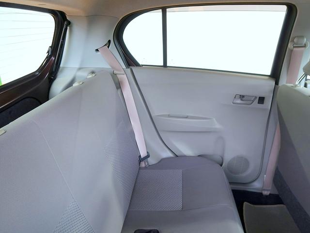 ゆったり座れるリアシート！足元スペースも広々としていて、乗り心地も良いです！シートの座り心地も良くてくつろげますよ♪