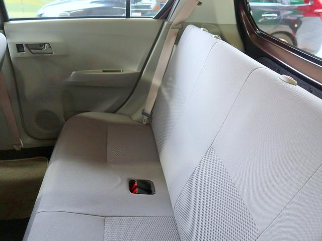 ゆったり座れるリアシート！足元スペースも広々としていて、乗り心地も良いです！シートの座り心地も良くてくつろげますよ♪