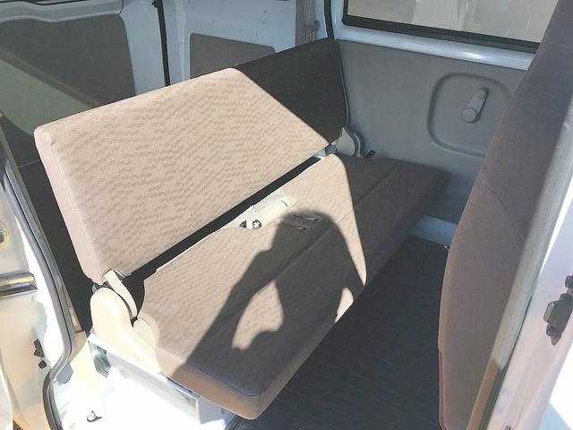 ゆったり座れるリアシート！足元スペースも広々としていますよ♪