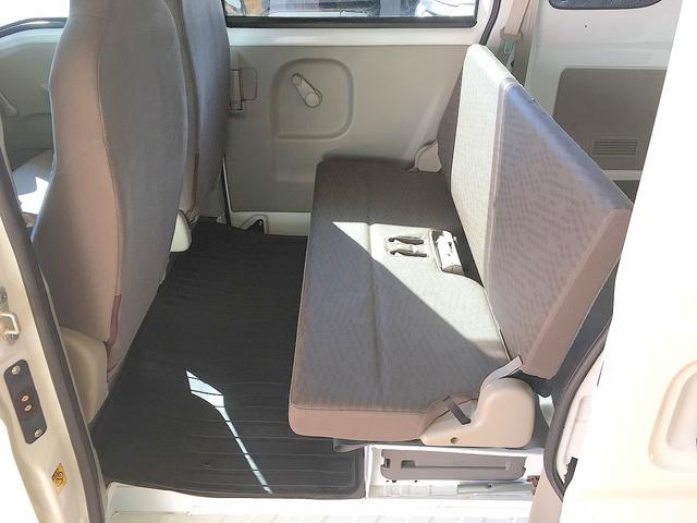 ゆったり座れるリアシート！足元スペースも広々としていますよ♪