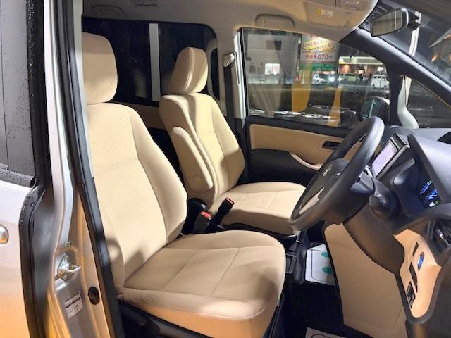 ノア ハイブリッドＸ　修復歴なし　禁煙車　純正ＳＤナビ　両側自動ドア　Ｂｌｕｅｔｏｏｔｈ　フルセグＴＶ　バックカメラ　ＥＴＣ　ＬＥＤライト　フォグ　スマートキー　プッシュスタート　純正１５ＡＷ　横滑り防止　ＤＶＤ再生　ＣＤ（22枚目）