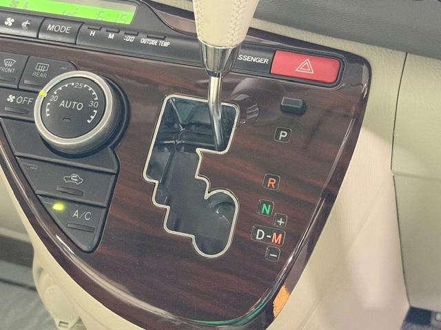 アイシス Ｇ　修復歴なし　禁煙車　走行１．７万キロ　スマートキー　オートスライドドア　ＨＩＤヘッドライト　フォグランプ　プッシュスタート　ＭＴモード付ＡＴ　オートライト（6枚目）