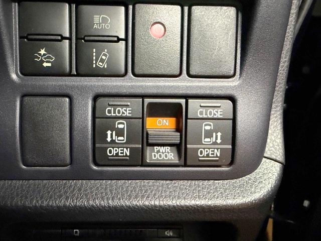 ヴォクシー Ｖ　修復歴なし　禁煙車　トヨタセーフティセンス　両側自動ドア　フリップダウンモニタ　バックカメラ　純正ＳＤナビ　Ｂｌｕｅｔｏｏｔｈ　クルコン　スマートキー　プッシュスタート　ＥＴＣ　社外ドラレコ　７人乗り（3枚目）