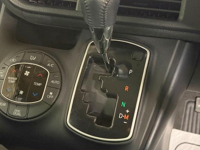 ヴォクシー Ｖ　修復歴なし　禁煙車　トヨタセーフティセンス　両側自動ドア　フリップダウンモニタ　バックカメラ　純正ＳＤナビ　Ｂｌｕｅｔｏｏｔｈ　クルコン　スマートキー　プッシュスタート　ＥＴＣ　社外ドラレコ　７人乗り（20枚目）