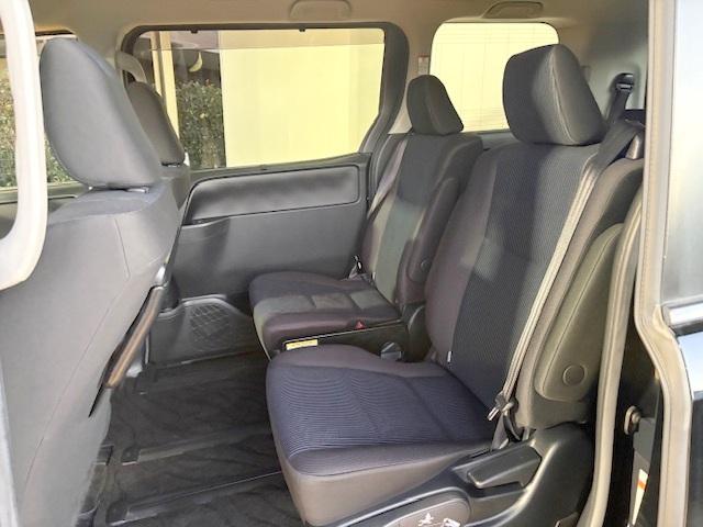 ヴォクシー Ｘ　修復歴なし　禁煙車　トヨタセーフティセンス　両側自動ドア　純正ＳＤナビ　バックカメラ　レーンキープ　クルコン　オートハイビーム　Ｂｌｕｅｔｏｏｔｈ　スマートキー　プッシュスタート　７人乗　ＬＥＤライト（13枚目）