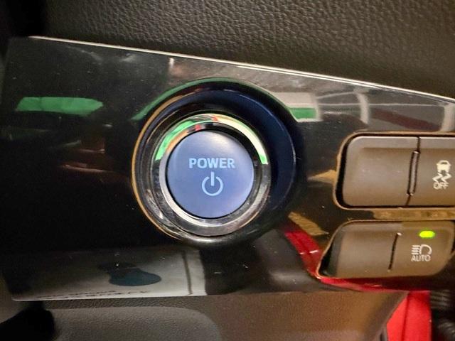 プリウス Ｓツーリングセレクション　修復歴なし　禁煙車　トヨタセーフティセンス　純正ＳＤナビ　バックカメラ　レザーシート　ＥＴＣ２．０　アダプティブクルコン　Ｂｌｕｅｔｏｏｔｈ　シートヒーター　フルセグＴＶ　ＤＶＤ再生　ＣＤ（7枚目）