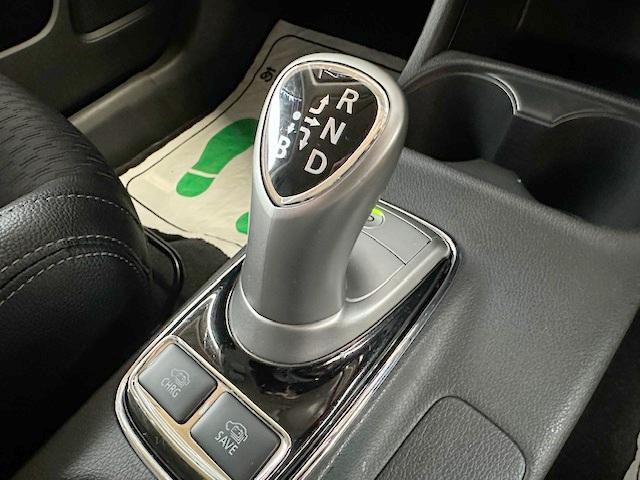 アウトランダーＰＨＥＶ Ｇナビパッケージ　修復歴なし　禁煙車　純正ＳＤナビ　アダプティブクルコン　バックカメラ　プッシュスタート　レーンキープ　ブルートゥース　ＡＣ１００Ｖ電源　ＥＴＣ　ＨＩＤ　純正１８インチＡＷ　パドルシフト　ステアスイッチ（17枚目）