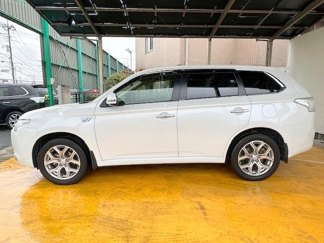 アウトランダーＰＨＥＶ Ｇナビパッケージ　修復歴なし　禁煙車　純正ＳＤナビ　アダプティブクルコン　バックカメラ　プッシュスタート　レーンキープ　ブルートゥース　ＡＣ１００Ｖ電源　ＥＴＣ　ＨＩＤ　純正１８インチＡＷ　パドルシフト　ステアスイッチ（24枚目）