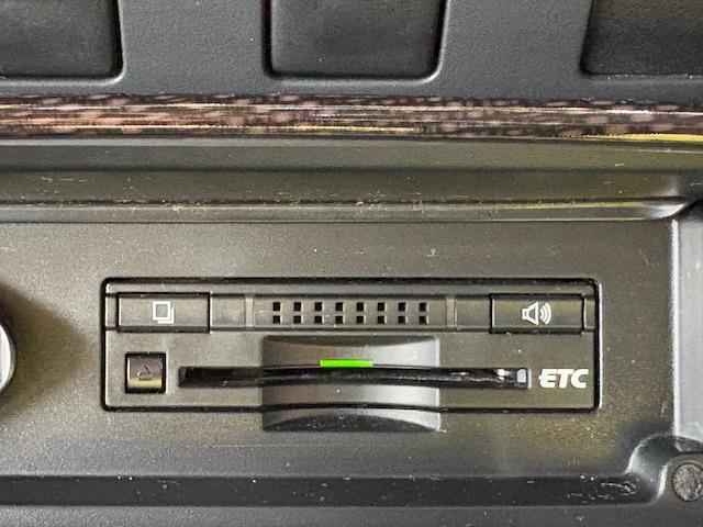 カムリ ハイブリッド　禁煙車　ＥＴＣ　純正ＳＤナビ　Ｂｌｕｅｔｏｏｔｈ　デュアルエアコン　横滑り防止装置　地デジＴＶ　ＣＤ　ハイブリッド（7枚目）