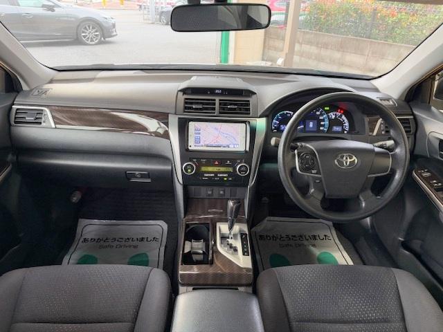 カムリ ハイブリッド　禁煙車　ＥＴＣ　純正ＳＤナビ　Ｂｌｕｅｔｏｏｔｈ　デュアルエアコン　横滑り防止装置　地デジＴＶ　ＣＤ　ハイブリッド（11枚目）