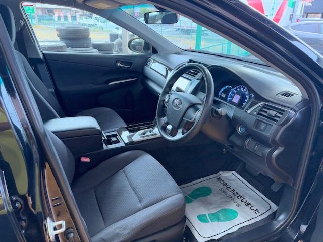 カムリ ハイブリッド　禁煙車　ＥＴＣ　純正ＳＤナビ　Ｂｌｕｅｔｏｏｔｈ　デュアルエアコン　横滑り防止装置　地デジＴＶ　ＣＤ　ハイブリッド（12枚目）