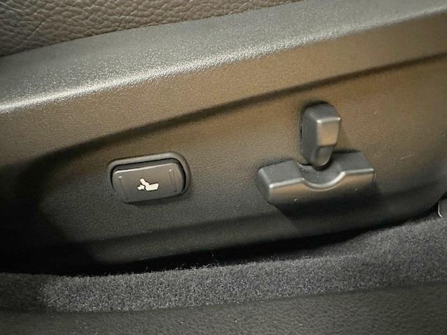 レガシィＢ４ ２．５ｉアイサイトＳパッケージ　修復歴なし　禁煙車　純正ＨＤＤナビ　衝突軽減ブレーキ　バックカメラ　ＳＩ－ＤＲＩＶＥ　ブルートゥース　半革シート　ＨＩＤ　Ｆ／Ｒフォグ　車線逸脱警報　ＥＴＣ　アクセスキー　パドルシフト　パワーシート（6枚目）