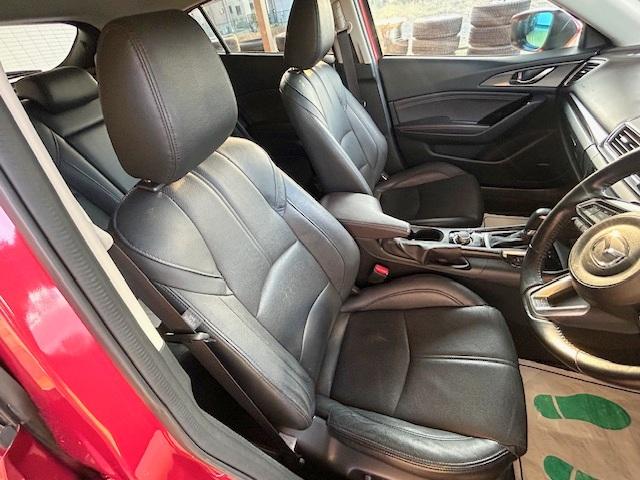 アクセラスポーツ １５ＸＤ　Ｌパッケージ　修復歴なし　禁煙車　純正ＳＤナビ　衝突軽減ブレーキ　バックカメラ　ブルートゥース　車線逸脱警報　ＢＳＭ　レザーシート　パワーシート　アドバンストキー　ＥＴＣ　コーナーセンサー　ハンドル＆シートヒーター（14枚目）