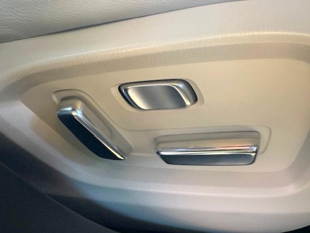 ＣＸ－８ ２５Ｓ　Ｌパッケージ　禁煙車　衝突軽減ブレーキ　７人乗り　白レザーシート　全周囲カメラ　ＢＯＳＥスピーカー　マツダコネクトナビ　シートヒーター　シートベンチレーション　電動リアゲート（12枚目）